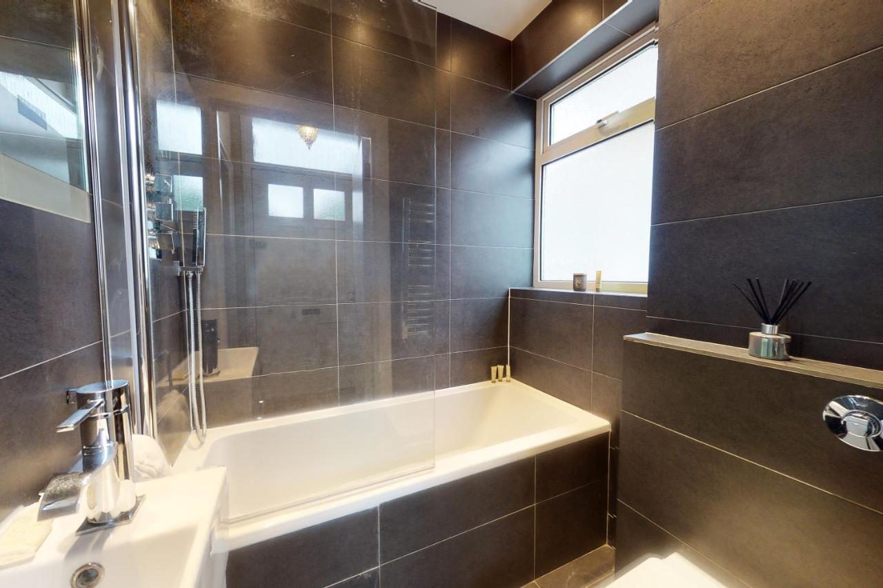 Super 1 Bedroom Flat In Hendon Near Middlesex University With Private Parking Экстерьер фото